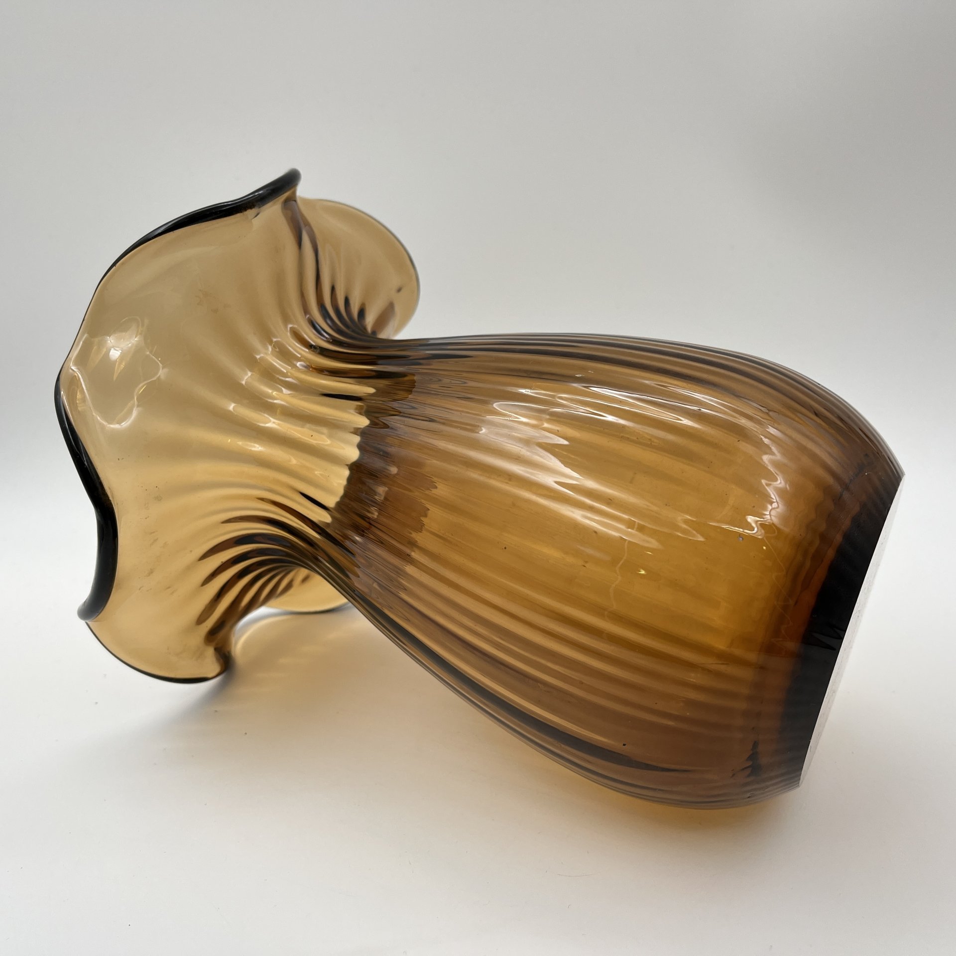 Ваза янтарного оттенка с рельефным туловом, стекло, гутная техника, СССР, 1970-1990 гг.