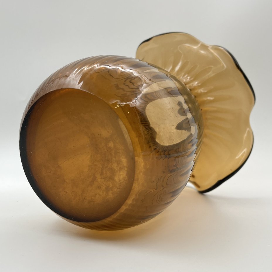 Ваза янтарного оттенка с рельефным туловом