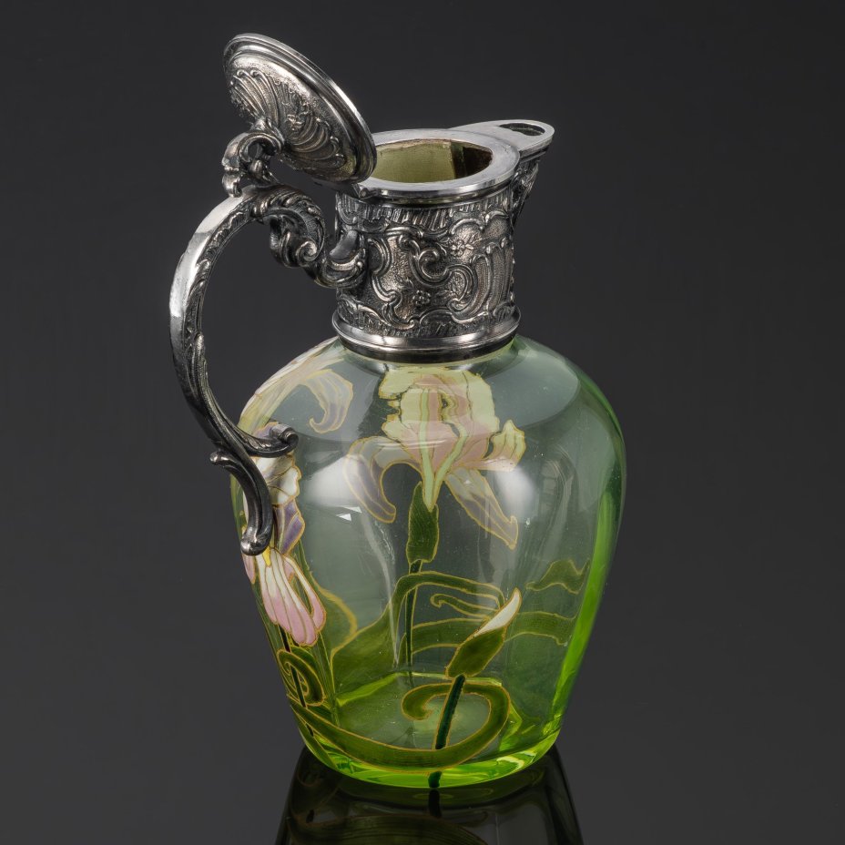 Кувшин в стиле модерн с изображением ирисов