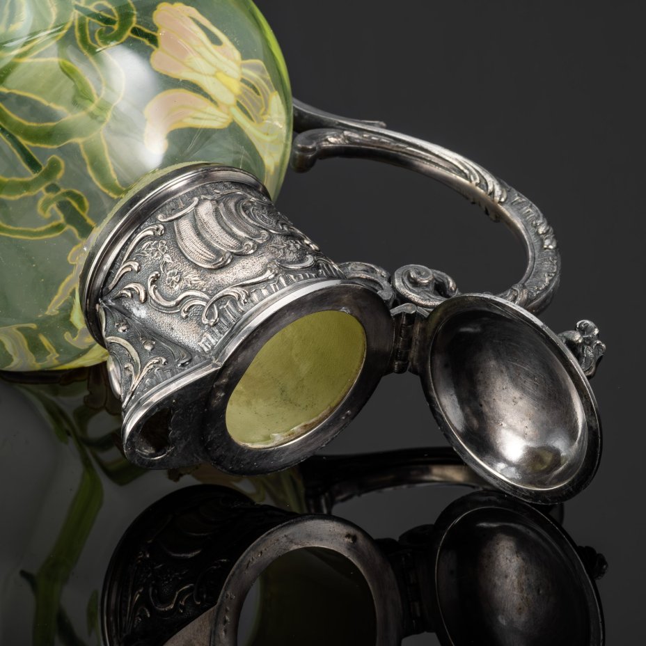 Кувшин в стиле модерн с изображением ирисов