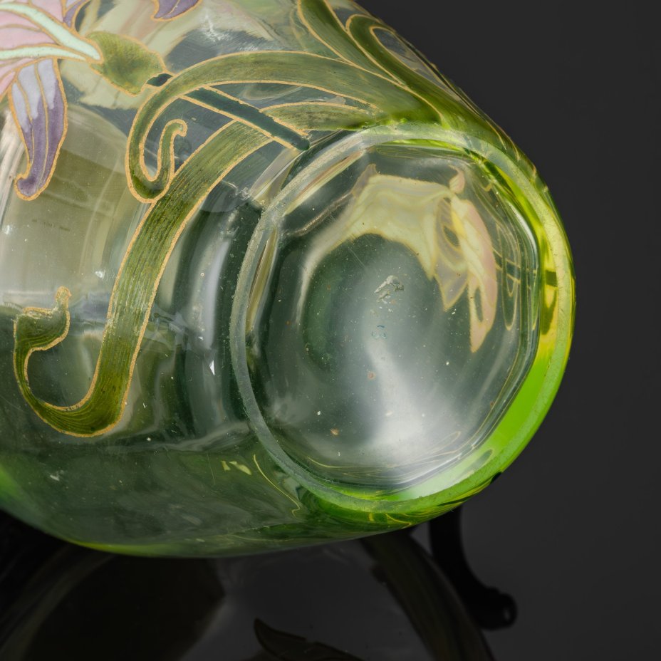 Кувшин в стиле модерн с изображением ирисов