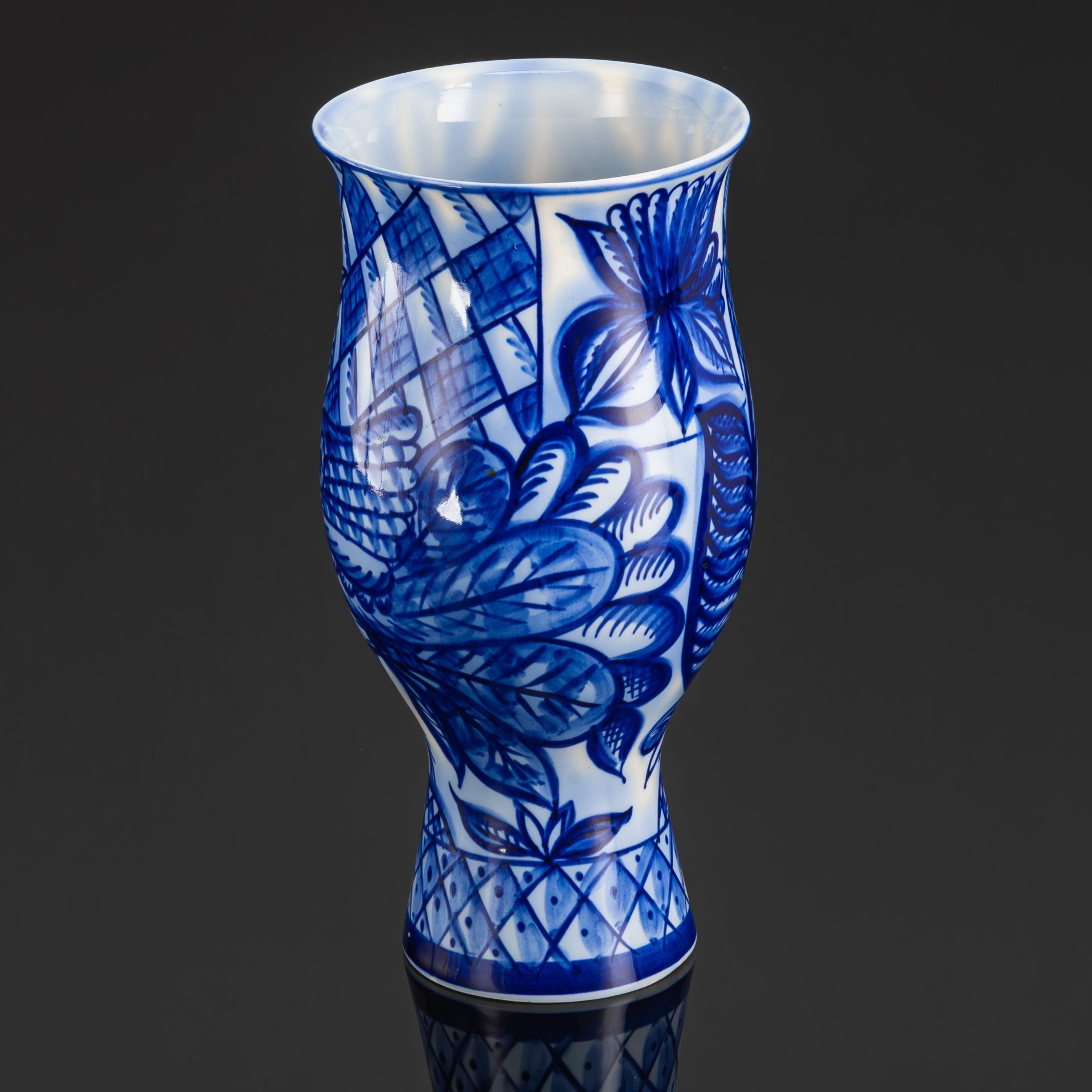 Ваза "Синяя птица", форма "Цветок", автор рисунка В.М. Городецкий, фарфор, роспись, Ленинградский фарфоровый завод (ЛФЗ), СССР, 1960-1970 гг.