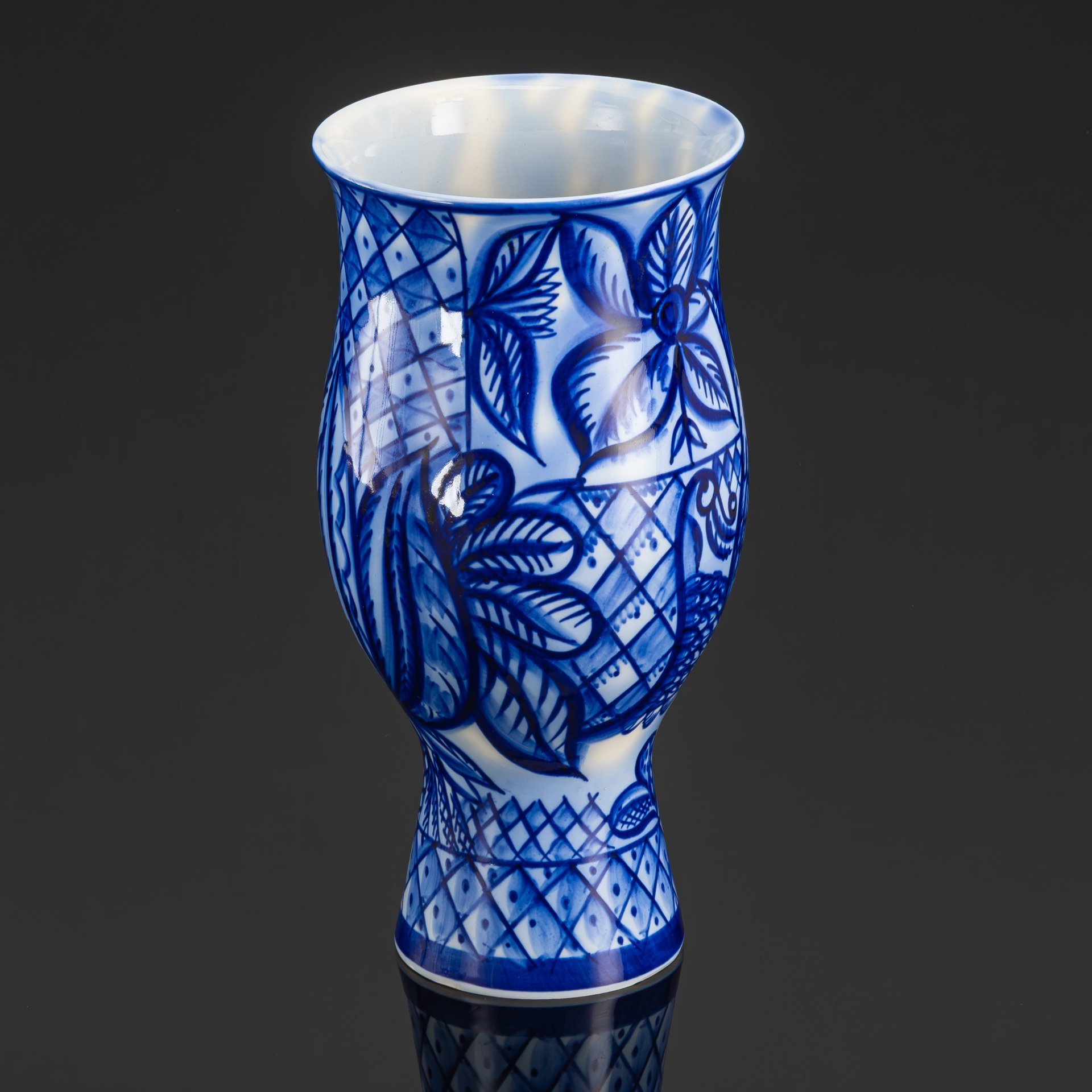 Ваза "Синяя птица", форма "Цветок", автор рисунка В.М. Городецкий, фарфор, роспись, Ленинградский фарфоровый завод (ЛФЗ), СССР, 1960-1970 гг.