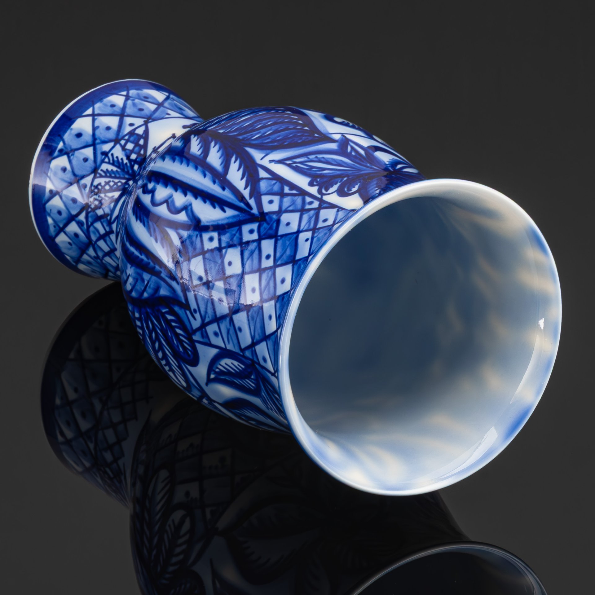 Ваза "Синяя птица", форма "Цветок", автор рисунка В.М. Городецкий, фарфор, роспись, Ленинградский фарфоровый завод (ЛФЗ), СССР, 1960-1970 гг.