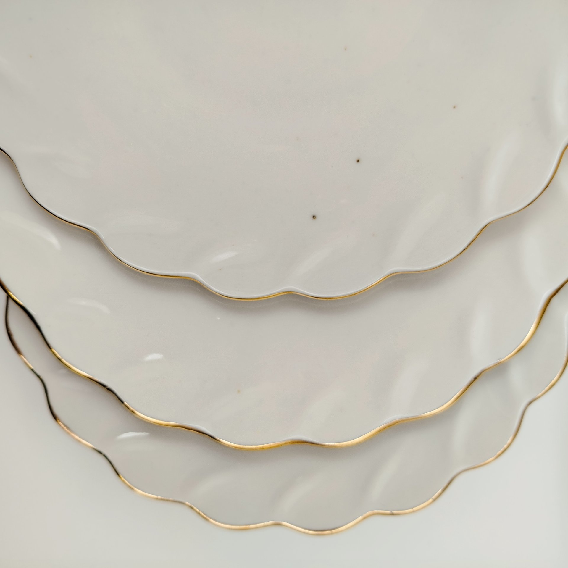 Набор для подачи десерта с золотистой каймой на пять персон (5 тарелок и ваза на ножке), фарфор, золочение, Ленинградский опытный завод (ЛОЗ), СССР, 1984-1991 гг.