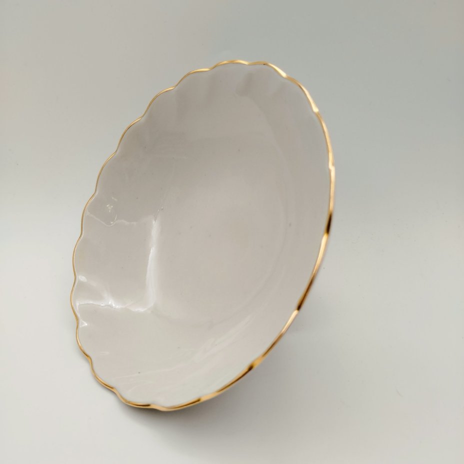 Набор для подачи десерта с золотистой каймой на пять персон (5 тарелок и ваза на ножке), фарфор, золочение, Ленинградский опытный завод (ЛОЗ), СССР, 1984-1991 гг.