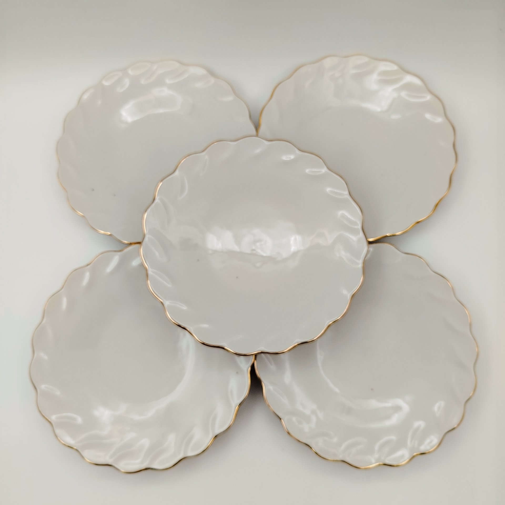 Набор для подачи десерта с золотистой каймой на пять персон (5 тарелок и ваза на ножке), фарфор, золочение, Ленинградский опытный завод (ЛОЗ), СССР, 1984-1991 гг.