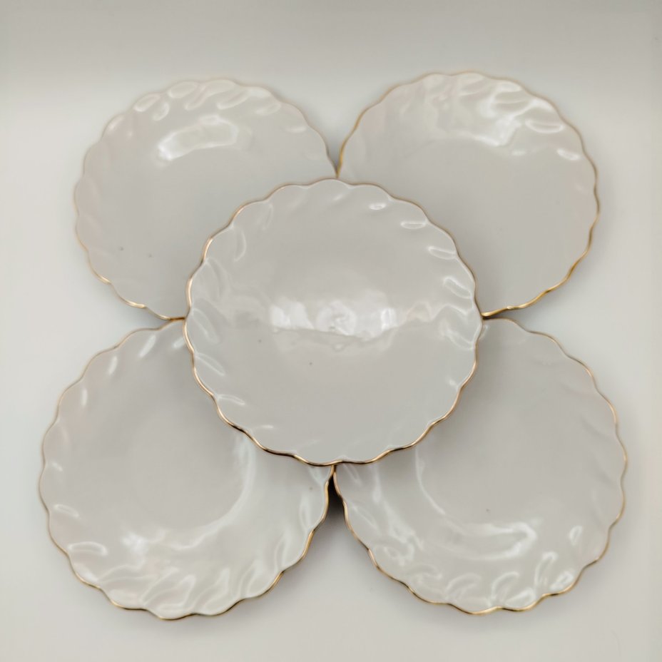 Набор для подачи десерта с золотистой каймой на пять персон (5 тарелок и ваза на ножке), фарфор, золочение, Ленинградский опытный завод (ЛОЗ), СССР, 1984-1991 гг.