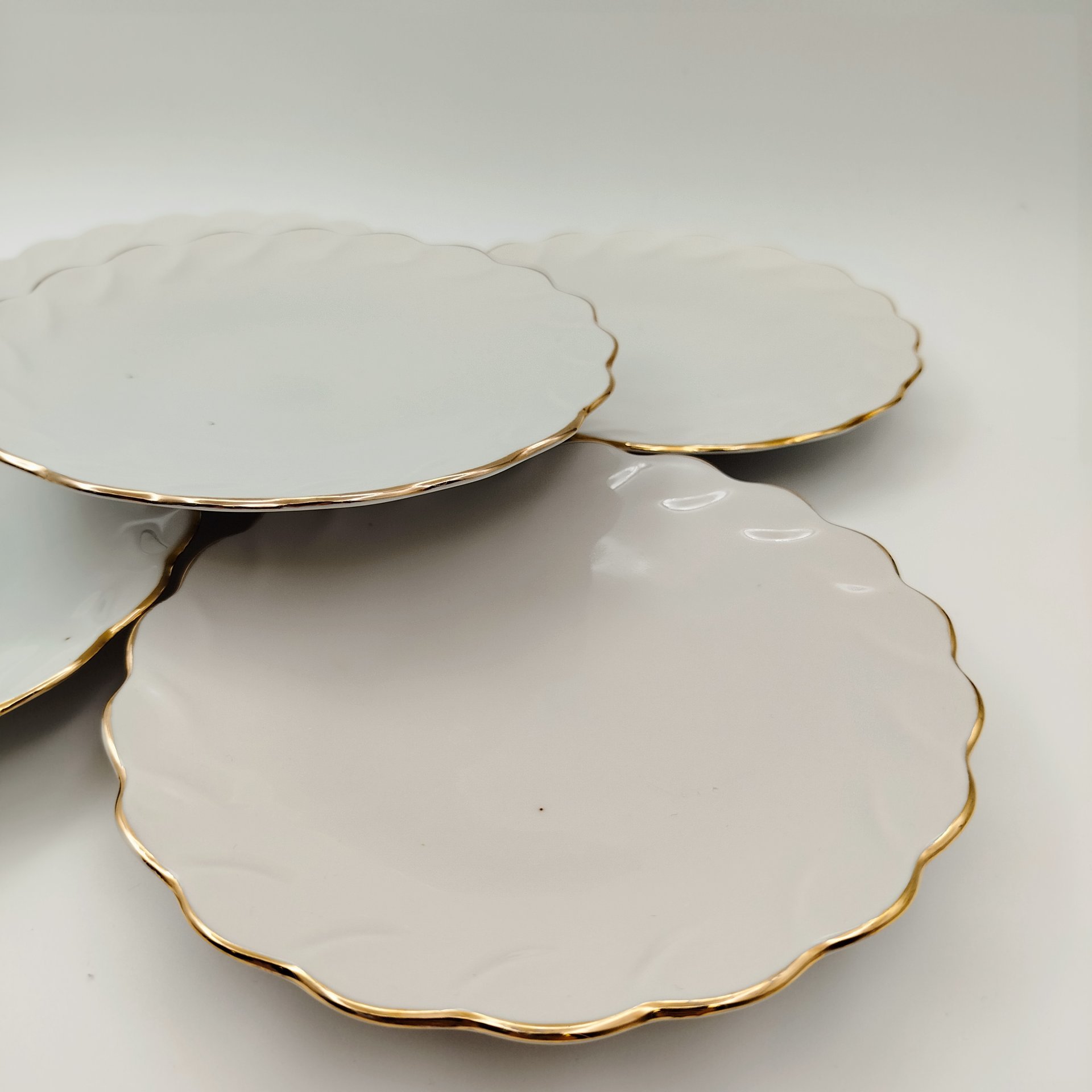 Набор для подачи десерта с золотистой каймой на пять персон (5 тарелок и ваза на ножке), фарфор, золочение, Ленинградский опытный завод (ЛОЗ), СССР, 1984-1991 гг.