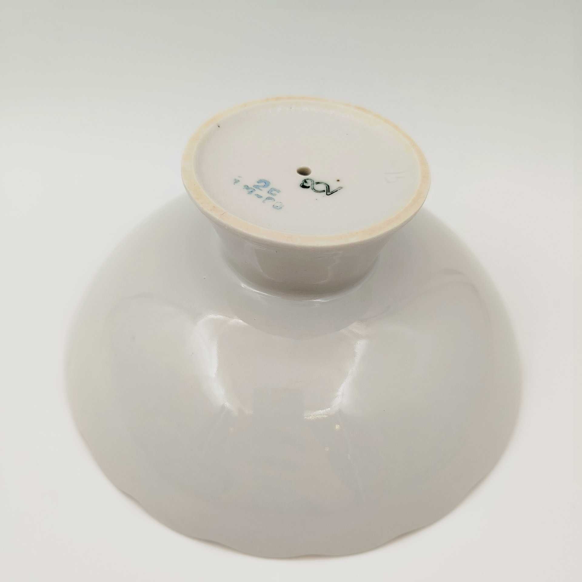 Набор для подачи десерта с золотистой каймой на пять персон (5 тарелок и ваза на ножке), фарфор, золочение, Ленинградский опытный завод (ЛОЗ), СССР, 1984-1991 гг.