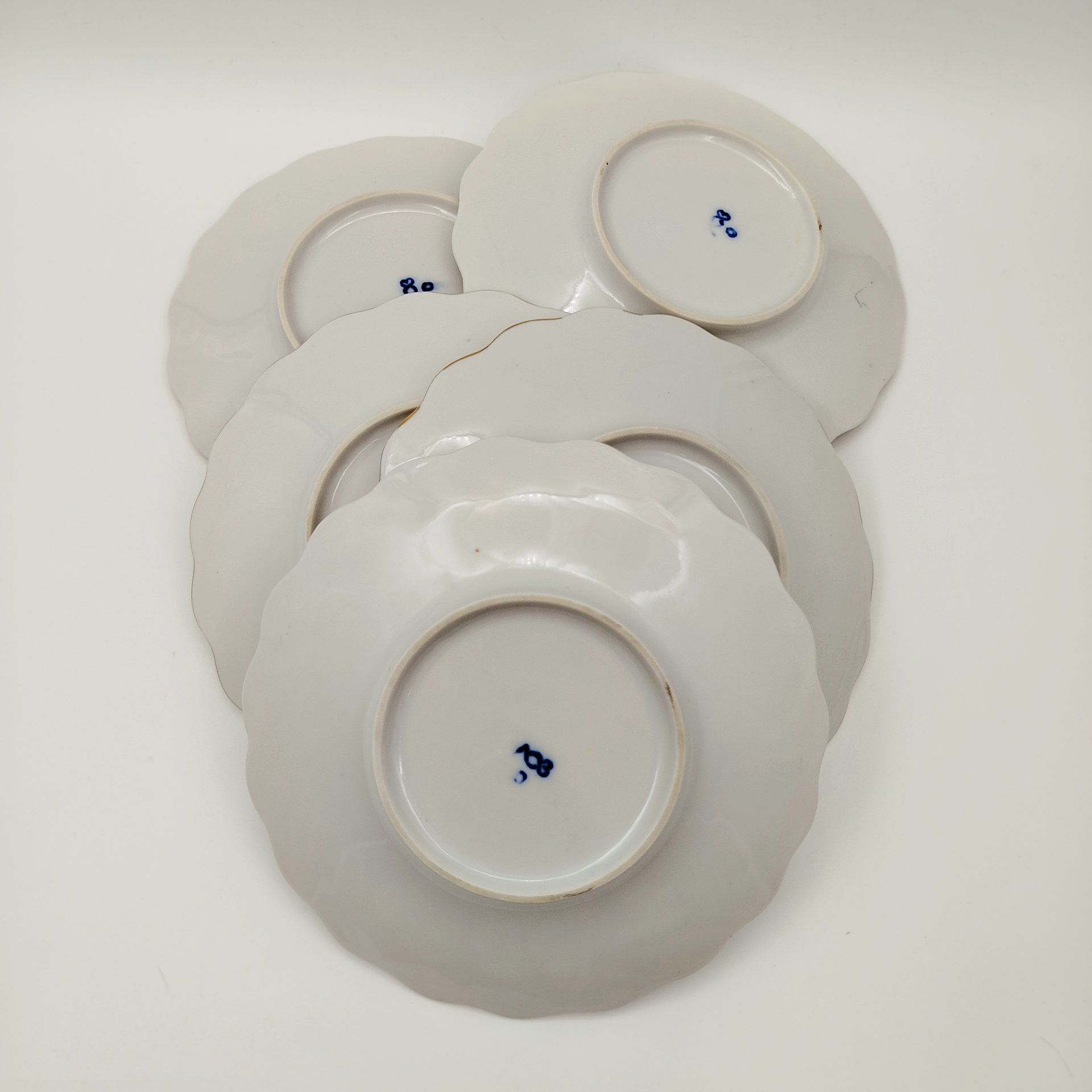 Набор для подачи десерта с золотистой каймой на пять персон (5 тарелок и ваза на ножке), фарфор, золочение, Ленинградский опытный завод (ЛОЗ), СССР, 1984-1991 гг.