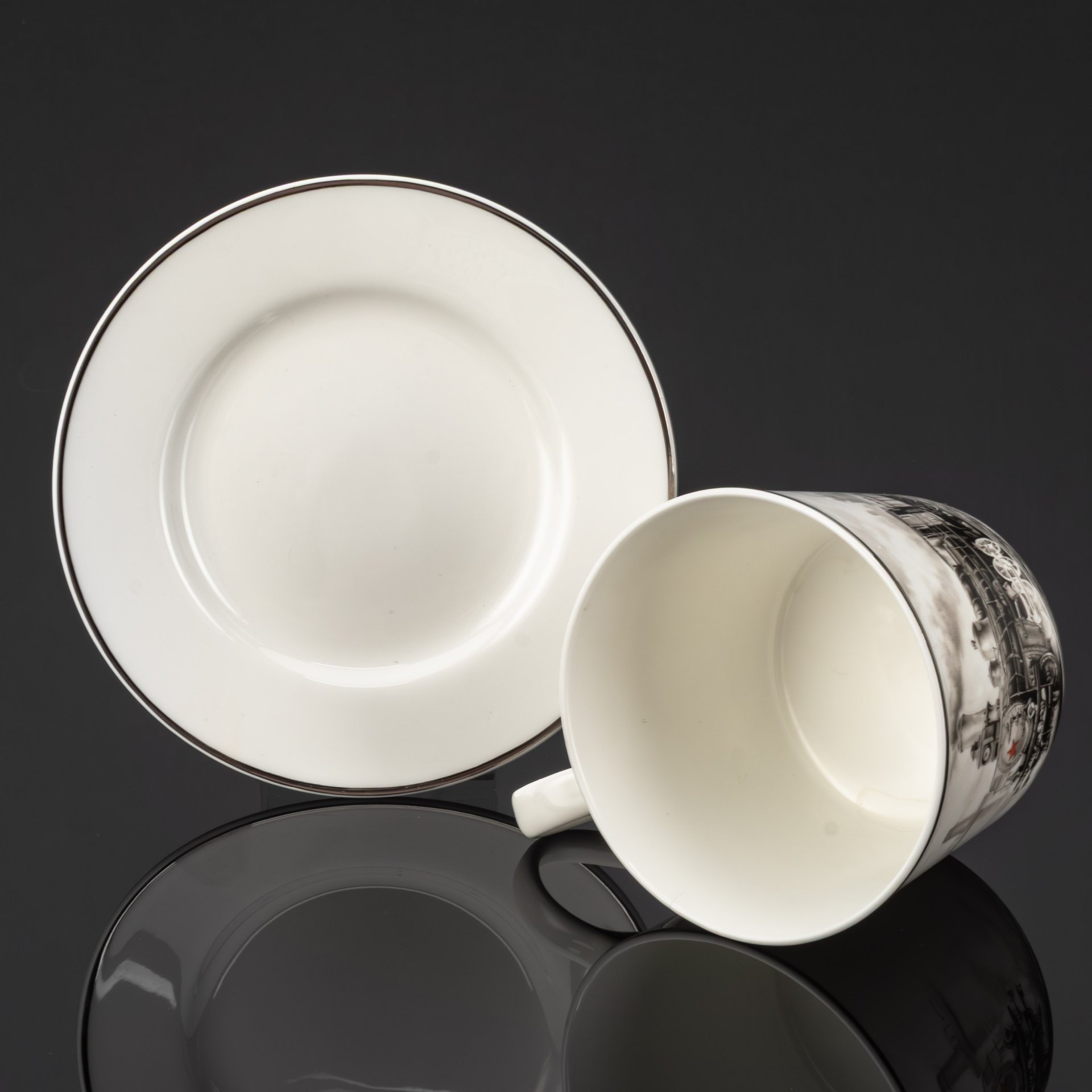 Чайная пара "Железная дорога", фарфор, роспись, серебрение, Российская Федерация, 2025 г.