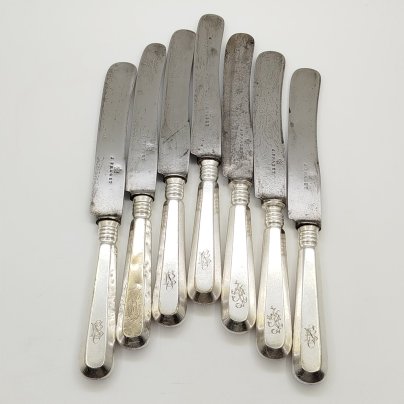 Набор из семи столовых ножей с гранеными рукоятями и владельческими монограммами, металл, серебрение, сталь, Fraget (Фабрика серебряных и плакированных изделий Иосифа Фраже), Царство Польское, 1890-1915 гг.