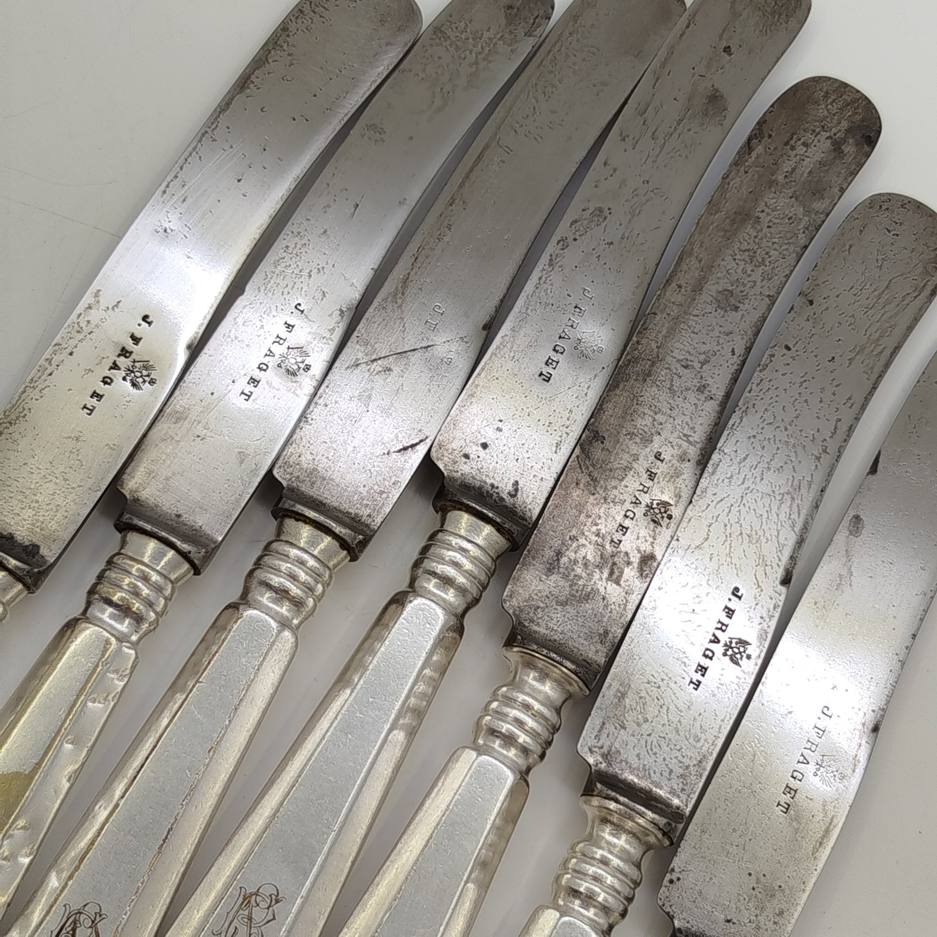 Набор из семи столовых ножей с гранеными рукоятями и владельческими монограммами, металл, серебрение, сталь, Fraget (Фабрика серебряных и плакированных изделий Иосифа Фраже), Царство Польское, 1890-1915 гг.