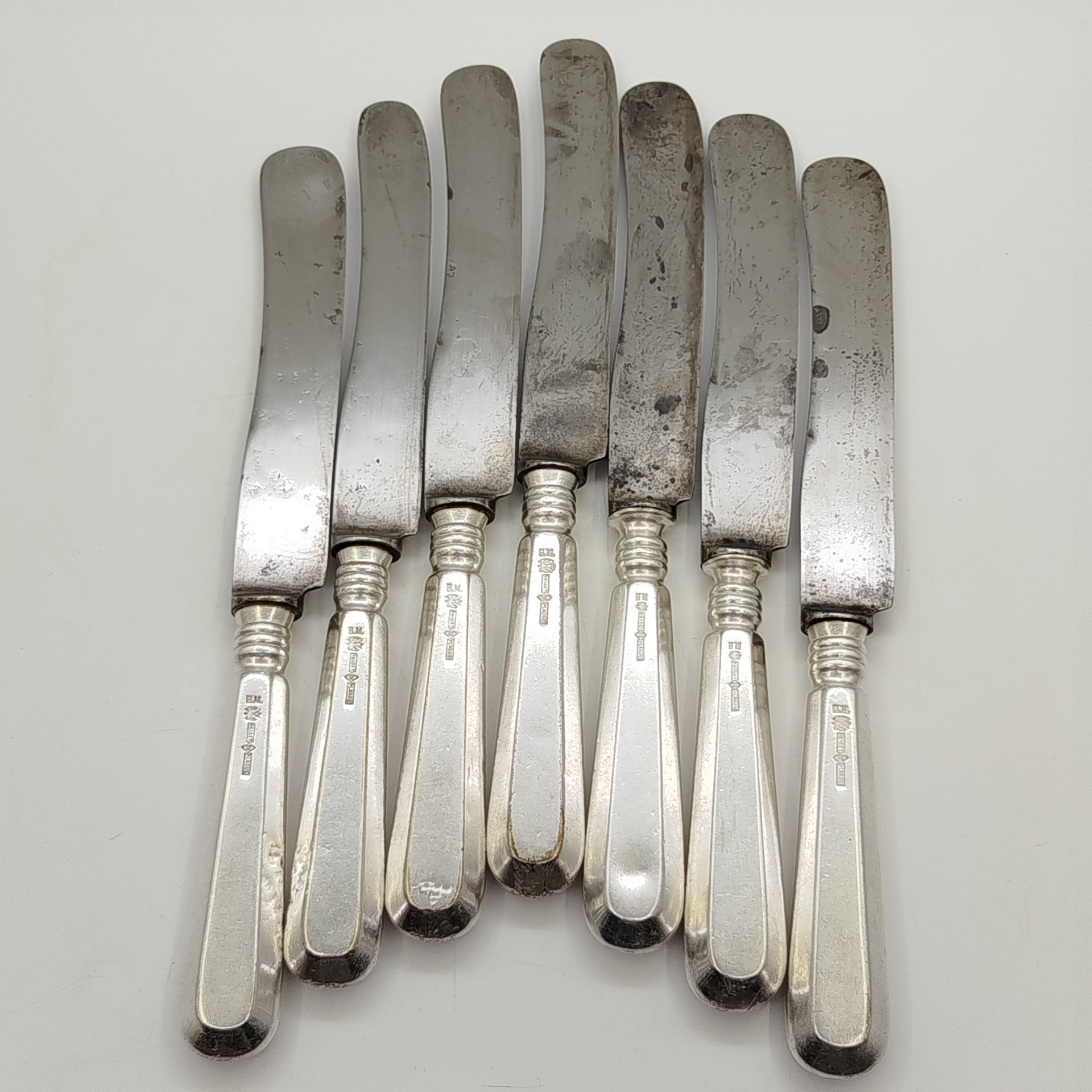 Набор из семи столовых ножей с гранеными рукоятями и владельческими монограммами, металл, серебрение, сталь, Fraget (Фабрика серебряных и плакированных изделий Иосифа Фраже), Царство Польское, 1890-1915 гг.