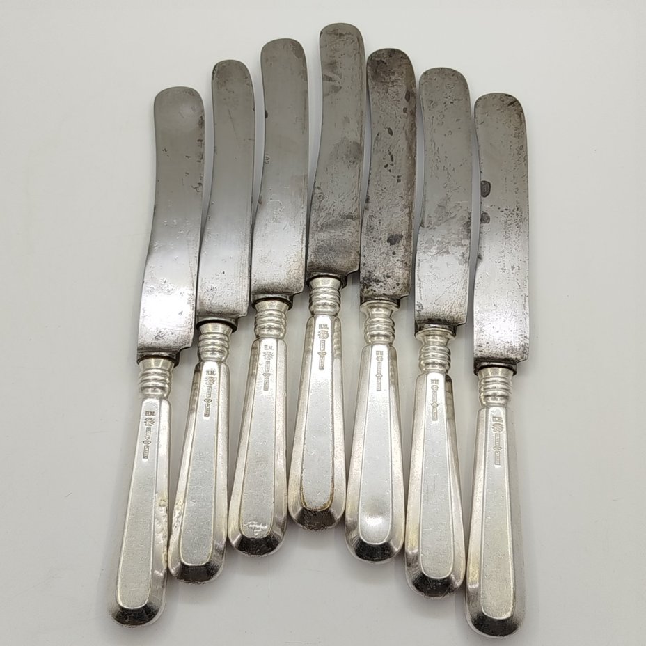 Набор из семи столовых ножей с гранеными рукоятями и владельческими монограммами, металл, серебрение, сталь, Fraget (Фабрика серебряных и плакированных изделий Иосифа Фраже), Царство Польское, 1890-1915 гг.
