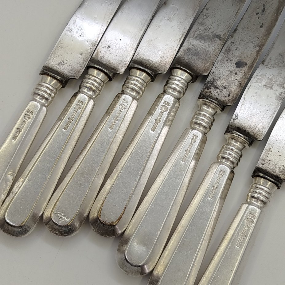 Набор из семи столовых ножей с гранеными рукоятями и владельческими монограммами, металл, серебрение, сталь, Fraget (Фабрика серебряных и плакированных изделий Иосифа Фраже), Царство Польское, 1890-1915 гг.