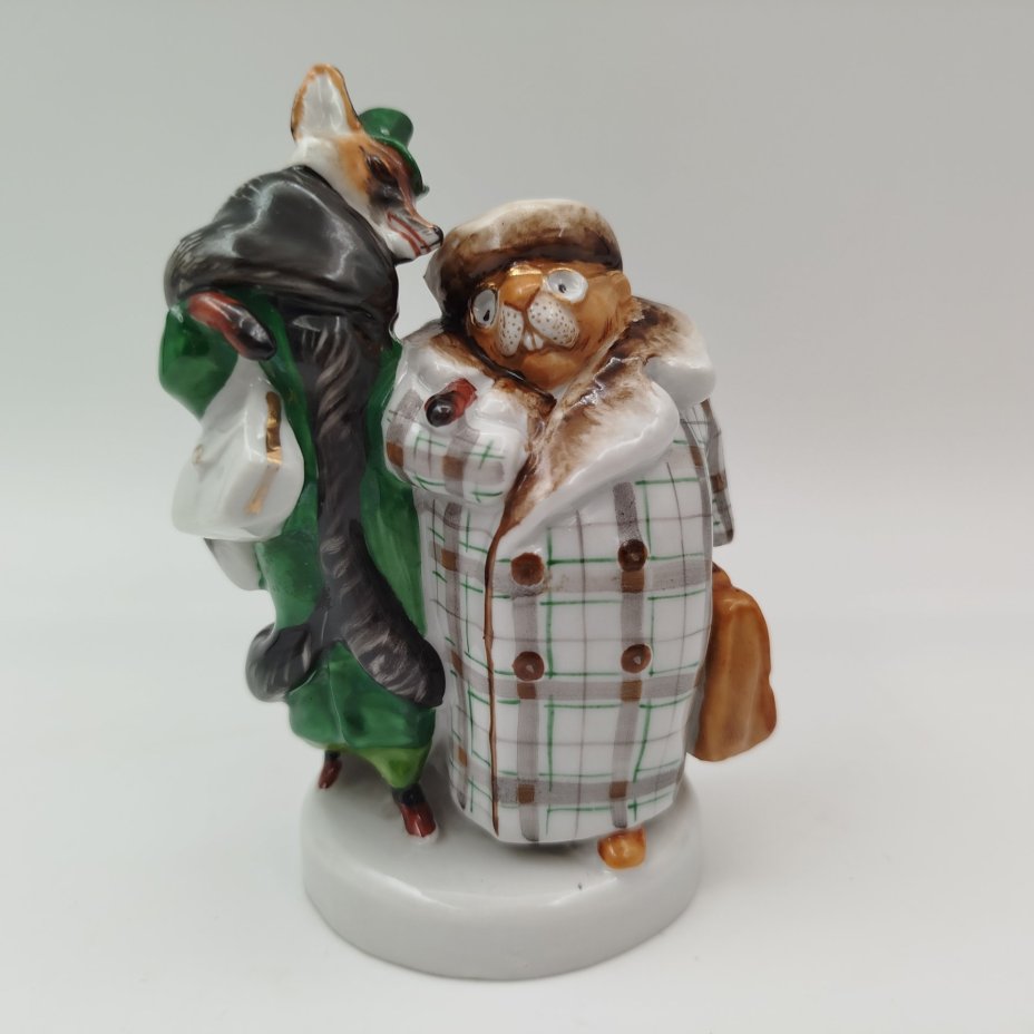 Статуэтка "Лиса и бобер" по мотивам басни С.В. Михалкова, скульптор Воробьев Б.Я., художник Ризнич И.И., фарфор, роспись, золочение, Ленинградский фарфоровый завод (ЛФЗ), СССР, 1950-1960 гг.