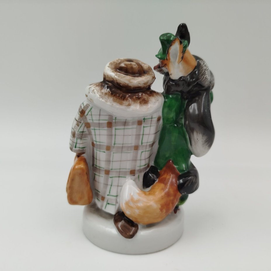 Статуэтка "Лиса и бобер" по мотивам басни С.В. Михалкова, скульптор Воробьев Б.Я., художник Ризнич И.И., фарфор, роспись, золочение, Ленинградский фарфоровый завод (ЛФЗ), СССР, 1950-1960 гг.