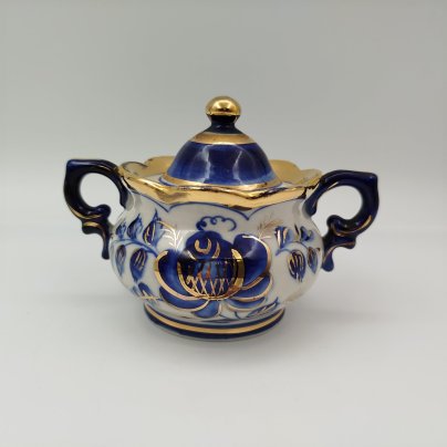 Сахарница, украшенная цветочным декором, фарфор, роспись, золочение, Объединение «Гжель», СССР, 1972-1985 гг.