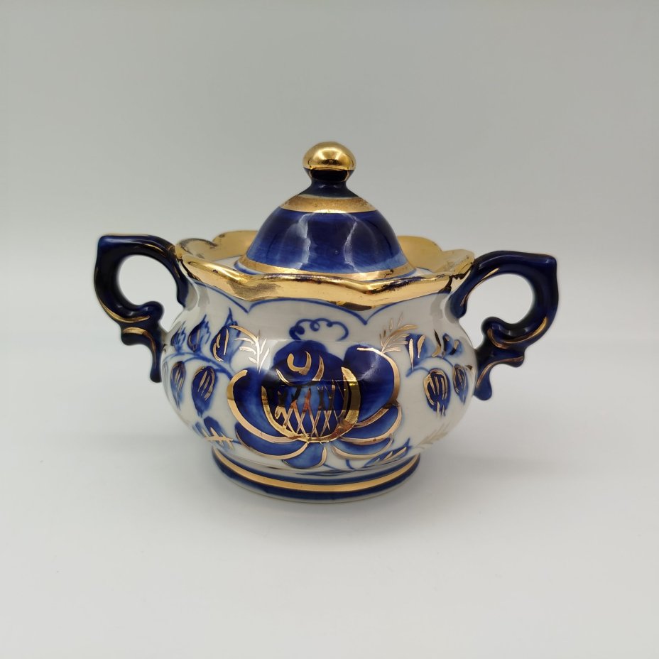 Сахарница, украшенная цветочным декором, фарфор, роспись, золочение, Объединение «Гжель», СССР, 1972-1985 гг.