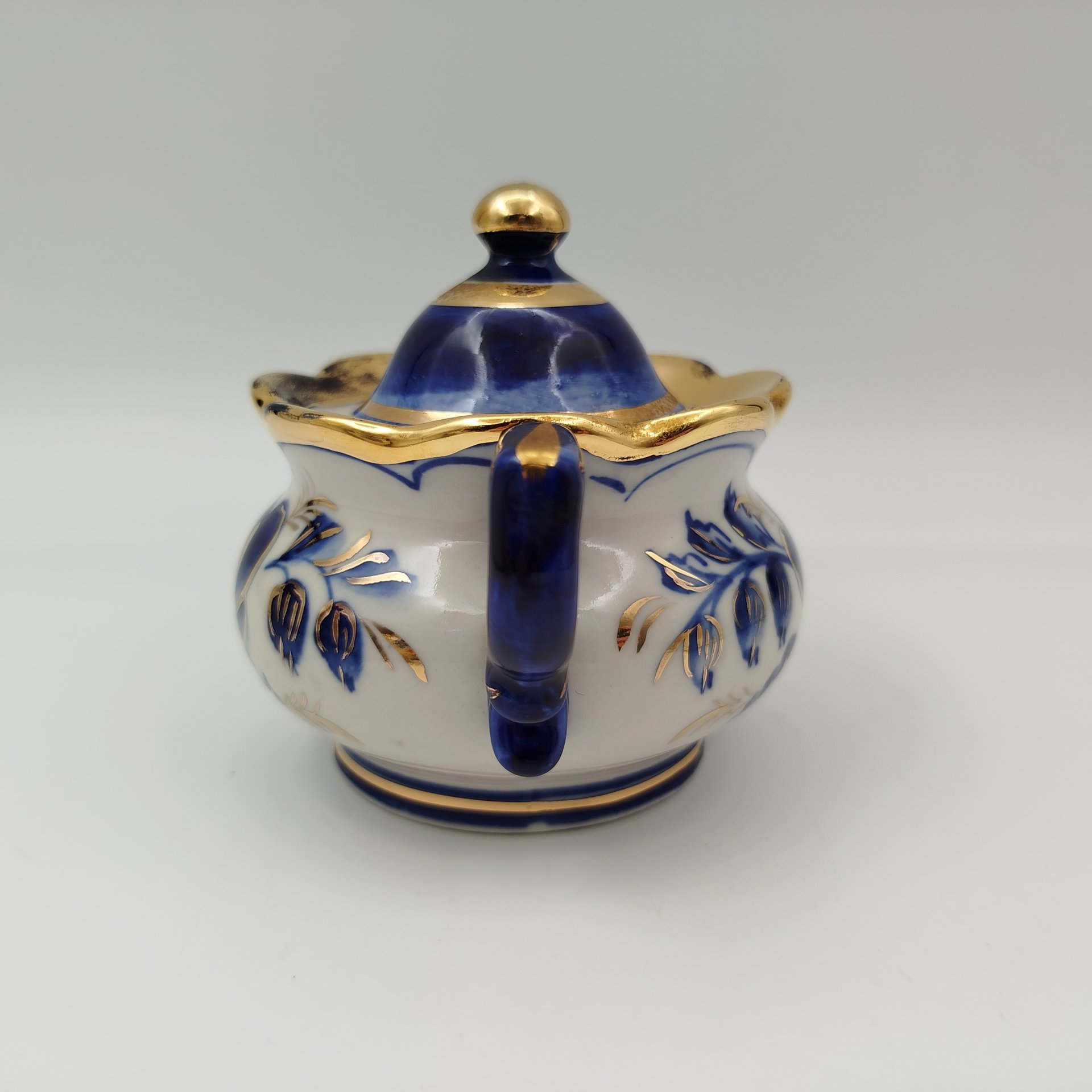 Сахарница, украшенная цветочным декором, фарфор, роспись, золочение, Объединение «Гжель», СССР, 1972-1985 гг.