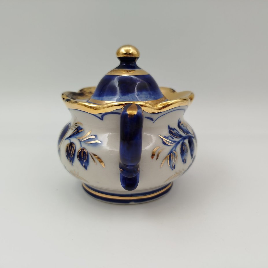 Сахарница, украшенная цветочным декором, фарфор, роспись, золочение, Объединение «Гжель», СССР, 1972-1985 гг.