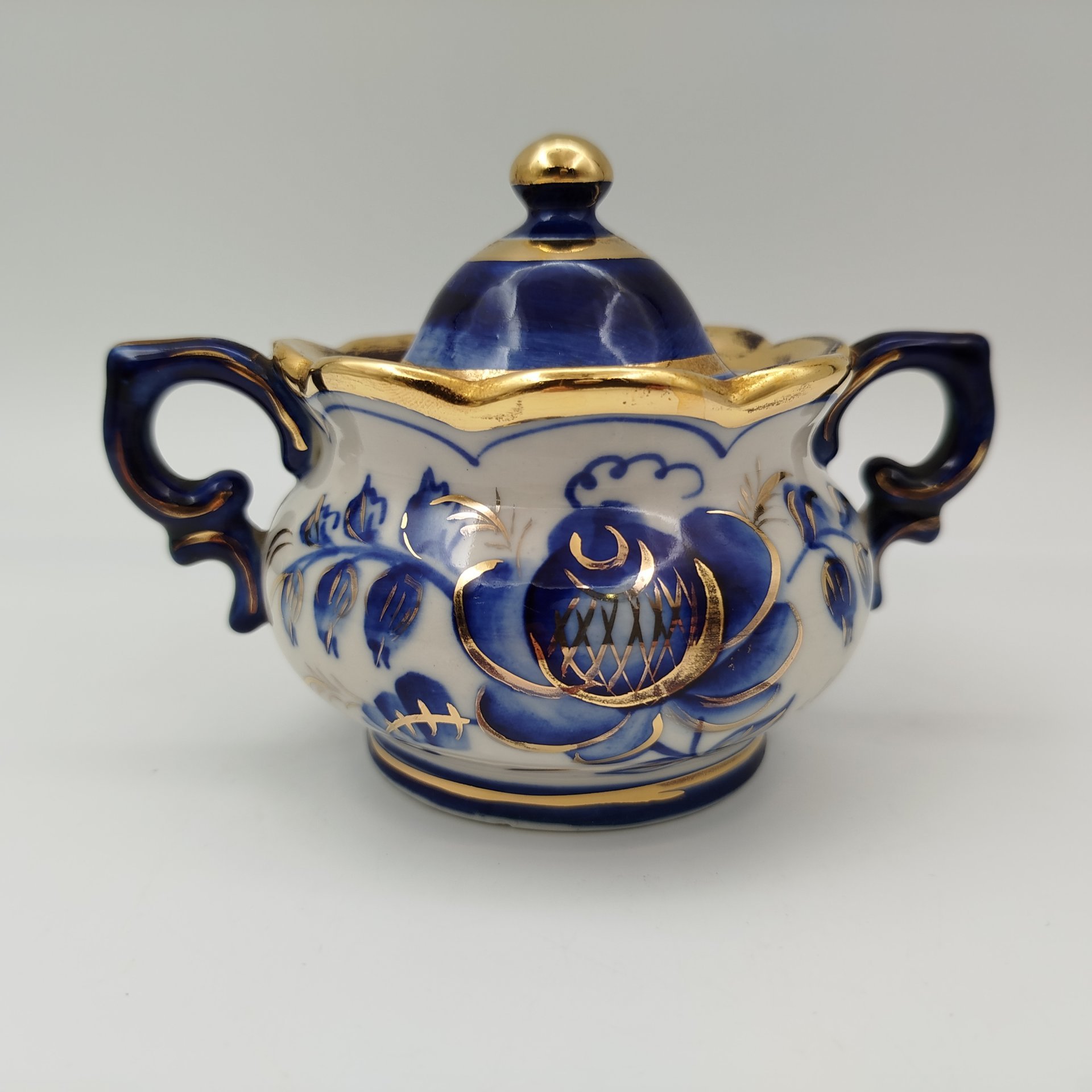 Сахарница, украшенная цветочным декором, фарфор, роспись, золочение, Объединение «Гжель», СССР, 1972-1985 гг.