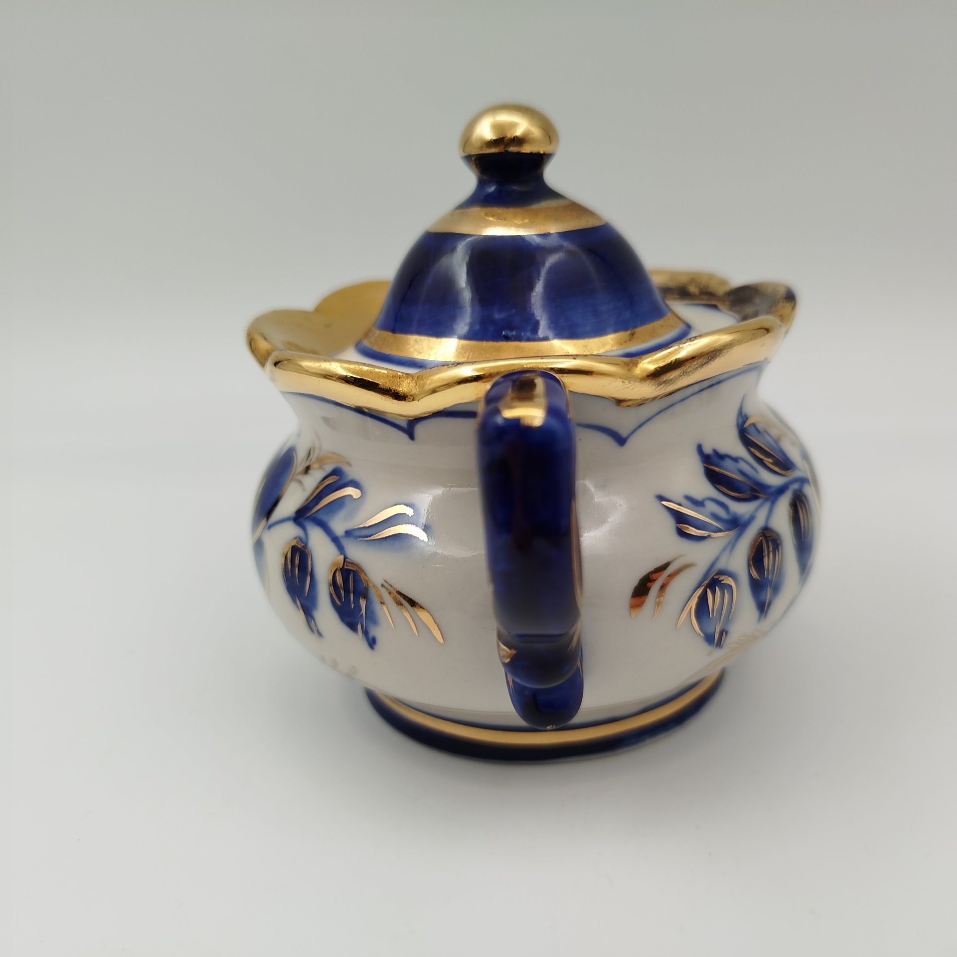 Сахарница, украшенная цветочным декором, фарфор, роспись, золочение, Объединение «Гжель», СССР, 1972-1985 гг.