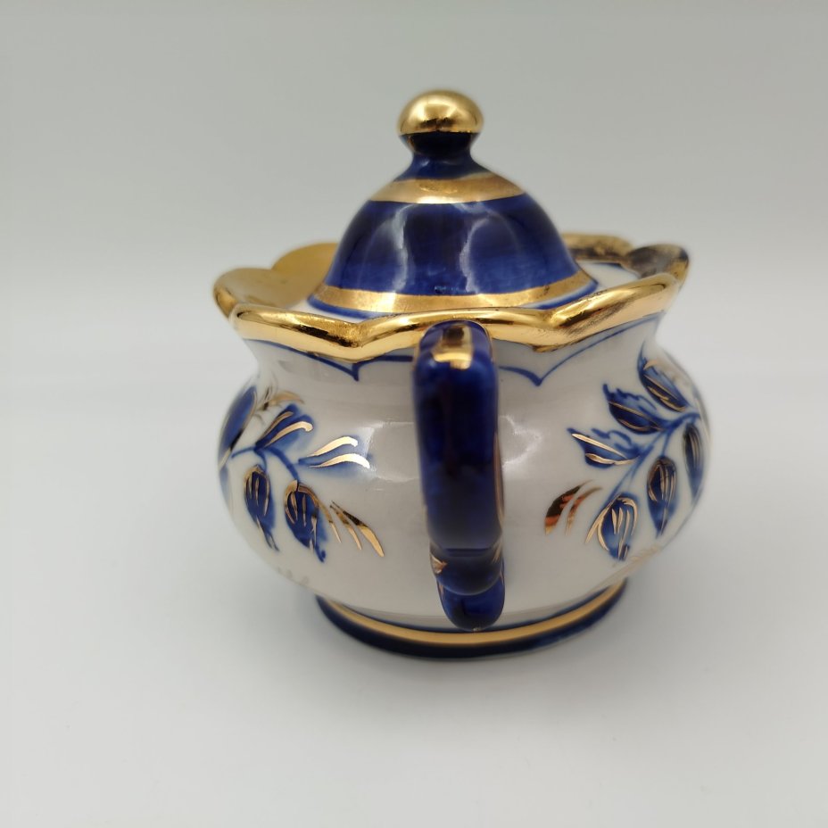 Сахарница, украшенная цветочным декором, фарфор, роспись, золочение, Объединение «Гжель», СССР, 1972-1985 гг.