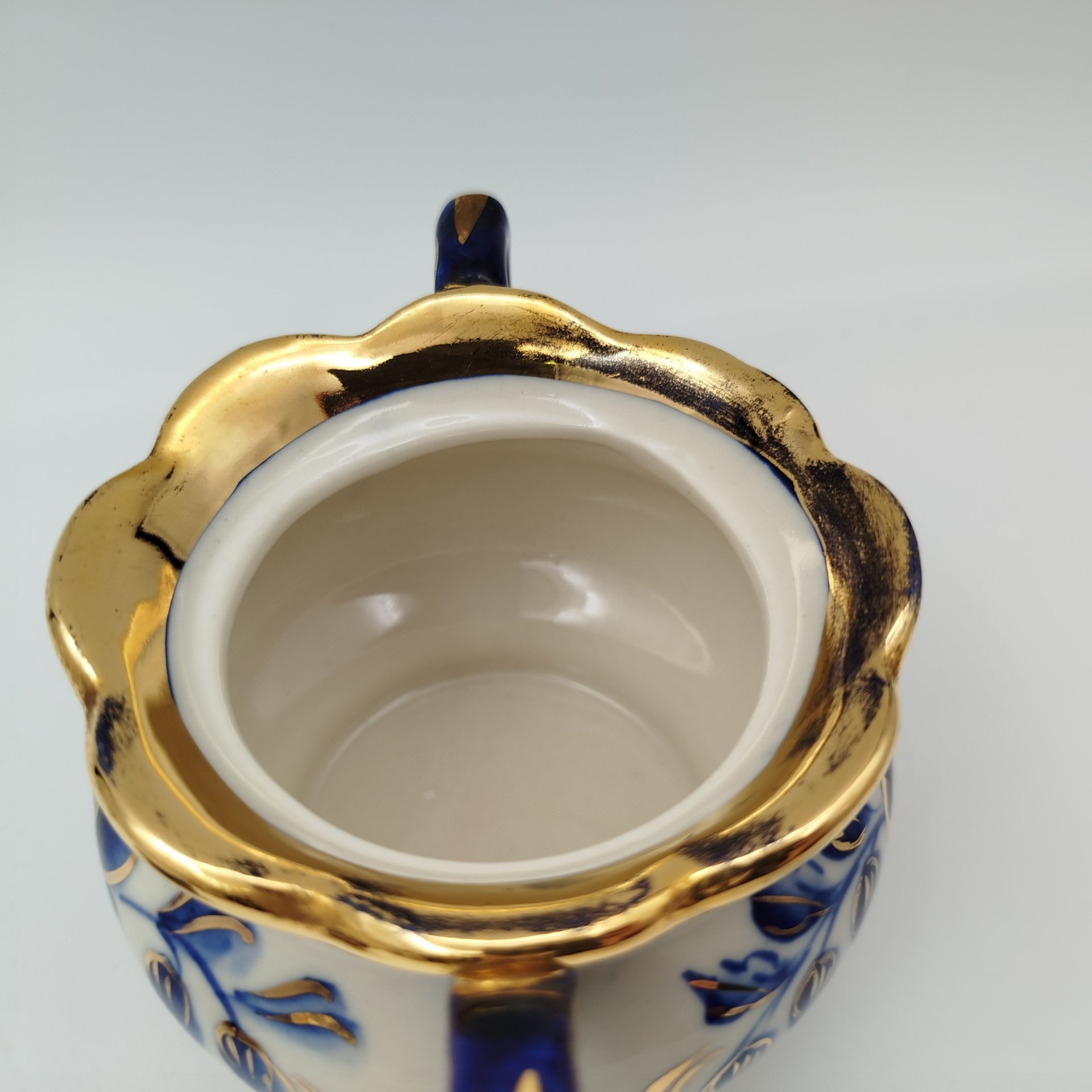 Сахарница, украшенная цветочным декором, фарфор, роспись, золочение, Объединение «Гжель», СССР, 1972-1985 гг.