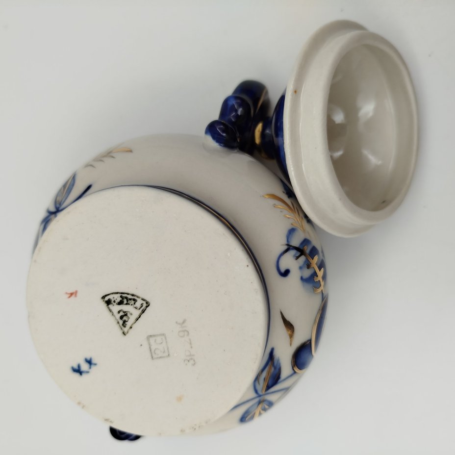 Сахарница, украшенная цветочным декором, фарфор, роспись, золочение, Объединение «Гжель», СССР, 1972-1985 гг.