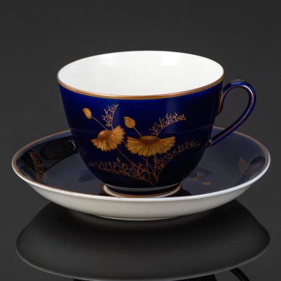 Пара чайная с декором в виде золотых ромашек, автор формы Яковлева С.Е., автор рисунка Лебединская Л.И. (предположительно), фарфор, крытье кобальтом, золочение, Ленинградский фарфоровый завод (ЛФЗ), СССР, 1950-1970 гг.