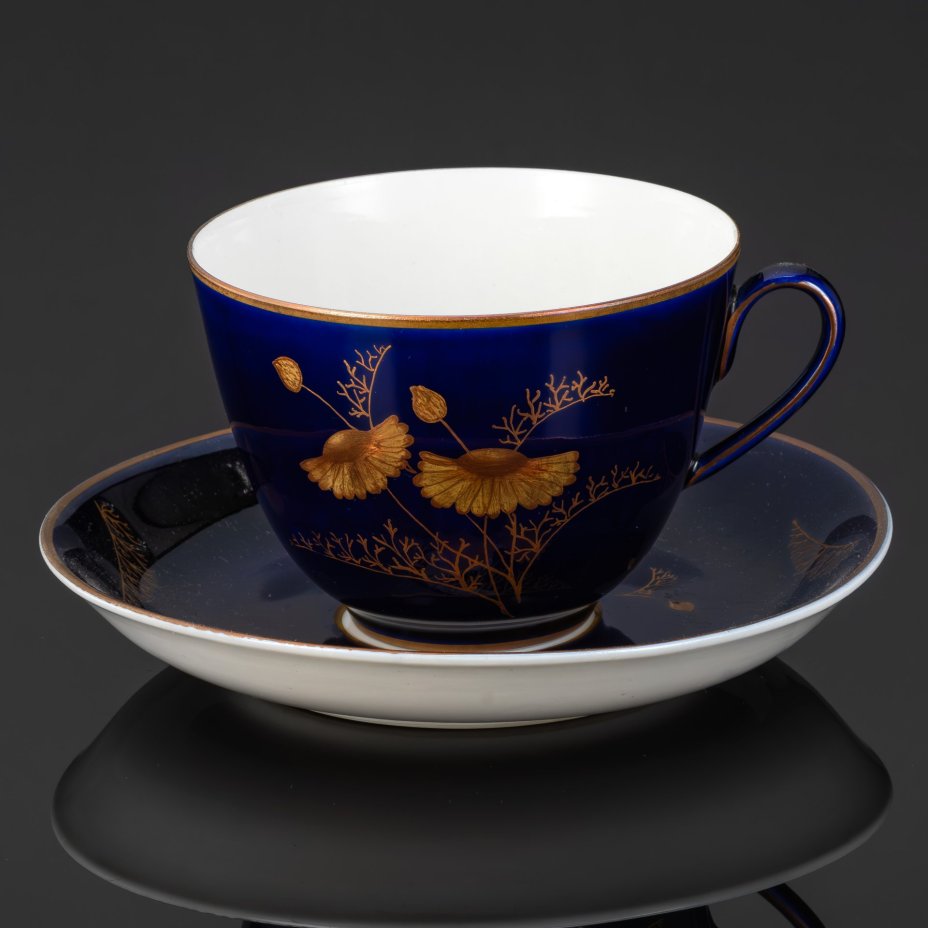 Пара чайная с декором в виде золотых ромашек, автор формы Яковлева С.Е., автор рисунка Лебединская Л.И. (предположительно), фарфор, крытье кобальтом, золочение, Ленинградский фарфоровый завод (ЛФЗ), СССР, 1950-1970 гг.