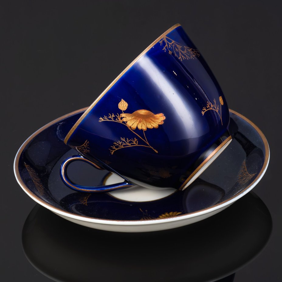 Пара чайная с декором в виде золотых ромашек, автор формы Яковлева С.Е., автор рисунка Лебединская Л.И. (предположительно), фарфор, крытье кобальтом, золочение, Ленинградский фарфоровый завод (ЛФЗ), СССР, 1950-1970 гг.