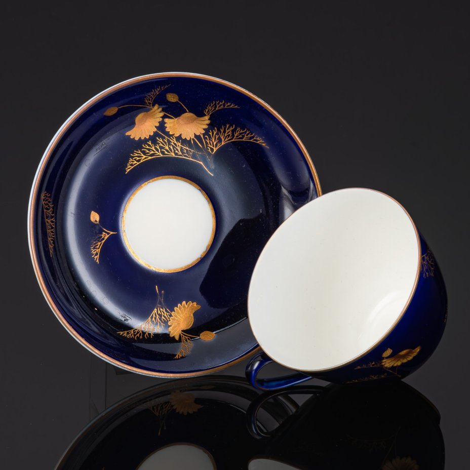 Пара чайная с декором в виде золотых ромашек, автор формы Яковлева С.Е., автор рисунка Лебединская Л.И. (предположительно), фарфор, крытье кобальтом, золочение, Ленинградский фарфоровый завод (ЛФЗ), СССР, 1950-1970 гг.