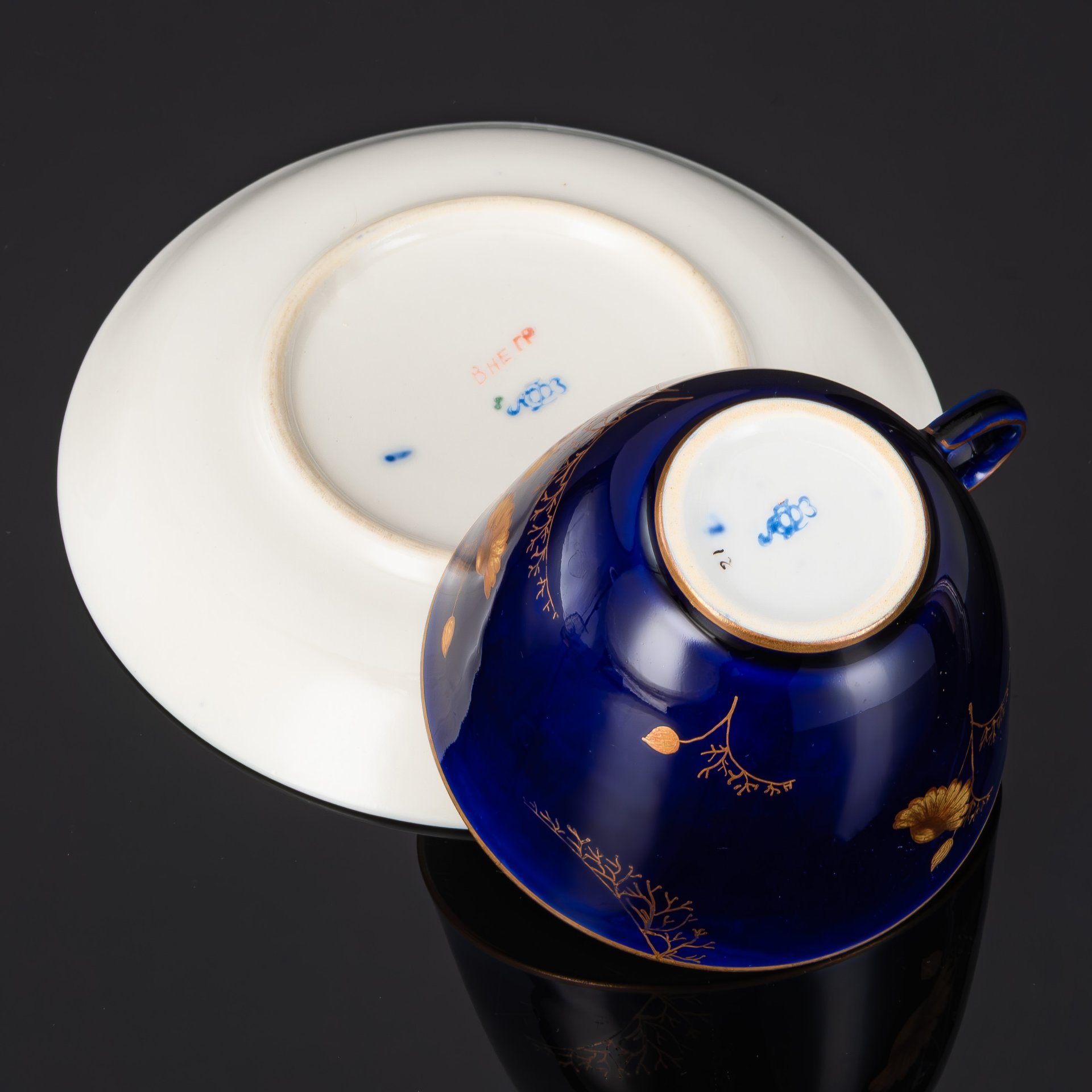 Пара чайная с декором в виде золотых ромашек, автор формы Яковлева С.Е., автор рисунка Лебединская Л.И. (предположительно), фарфор, крытье кобальтом, золочение, Ленинградский фарфоровый завод (ЛФЗ), СССР, 1950-1970 гг.