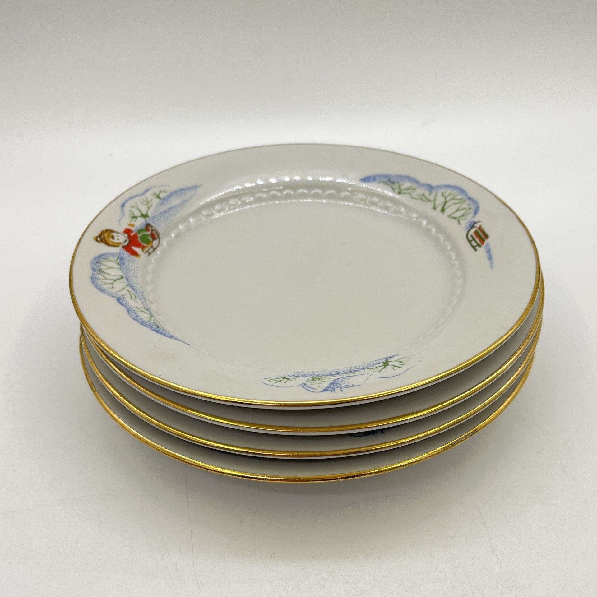 4 десертные тарелки из набора детской посуды "Зимние забавы", автор формы В. Г. Спица, фарфор, деколь, золочение, Тернопольский фарфоровый завод, СССР, 1970-1990 гг.