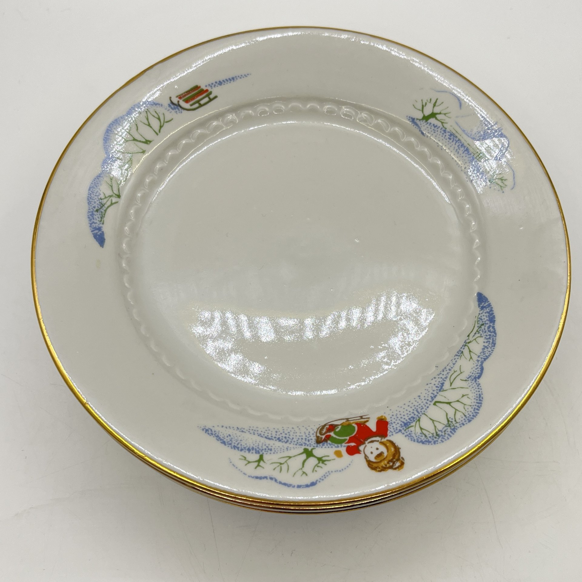 4 десертные тарелки из набора детской посуды "Зимние забавы", автор формы В. Г. Спица, фарфор, деколь, золочение, Тернопольский фарфоровый завод, СССР, 1970-1990 гг.