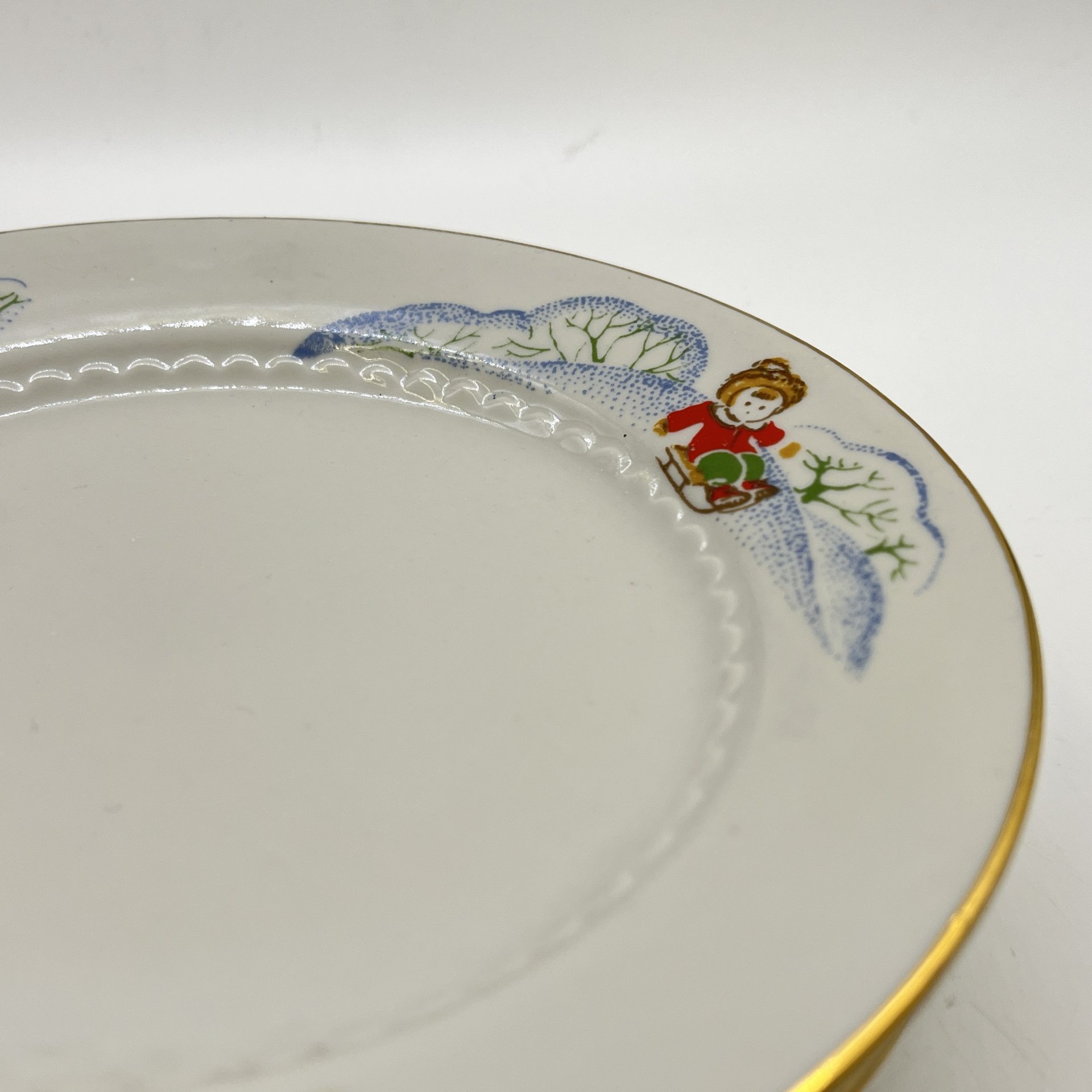 4 десертные тарелки из набора детской посуды "Зимние забавы", автор формы В. Г. Спица, фарфор, деколь, золочение, Тернопольский фарфоровый завод, СССР, 1970-1990 гг.