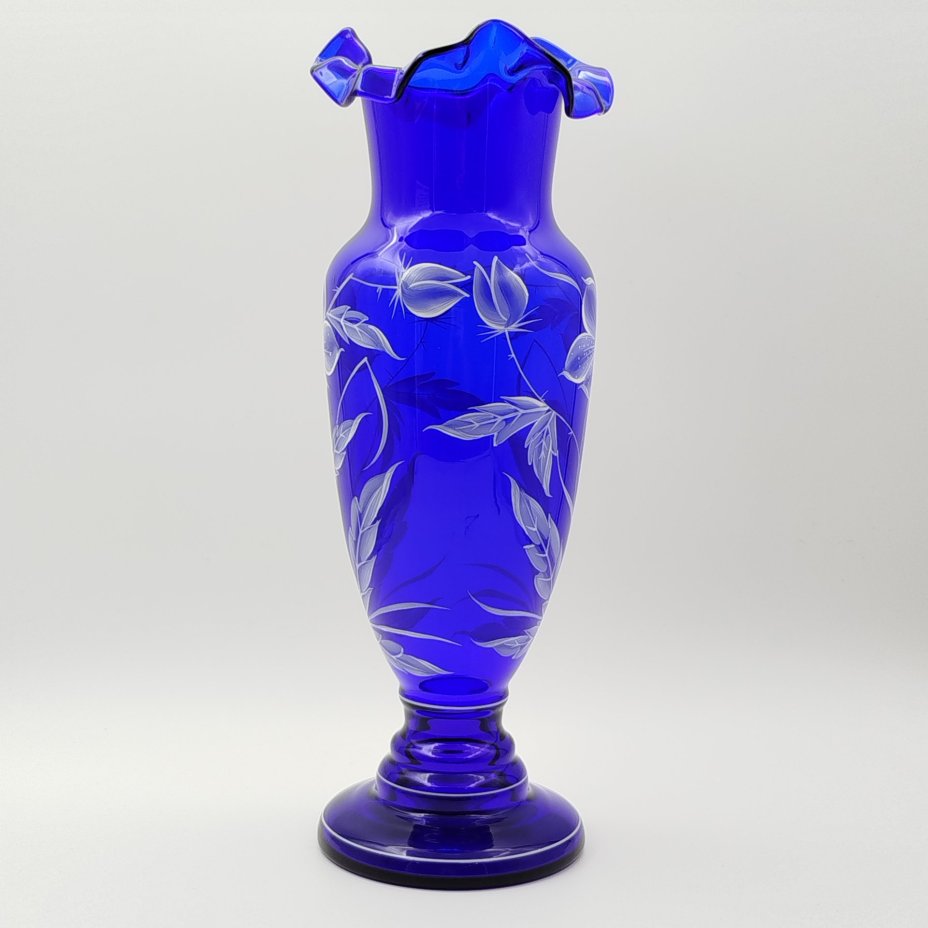 Ваза синего оттенка с цветочным декором и фестончатым бортом