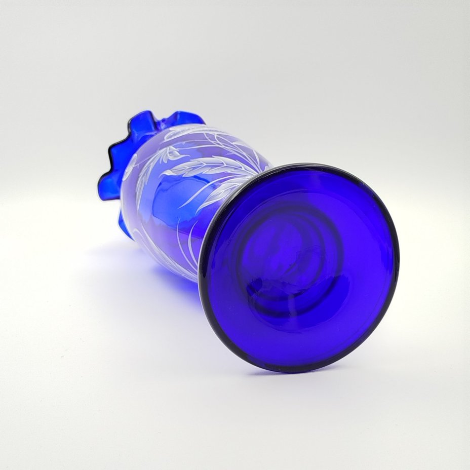 Ваза синего оттенка с цветочным декором и фестончатым бортом