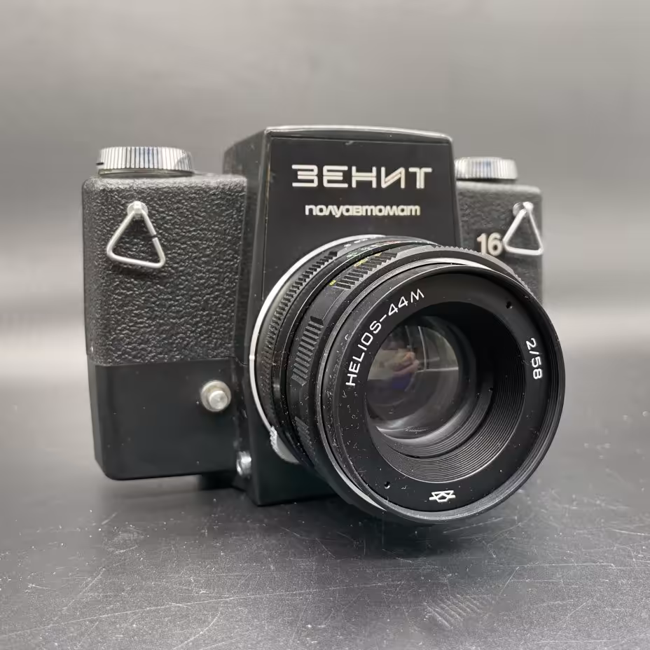 Фотоаппарат в кофре "Зенит полуавтомат" с объективом  Helios-44м, Красногорский механический завод (КМЗ)