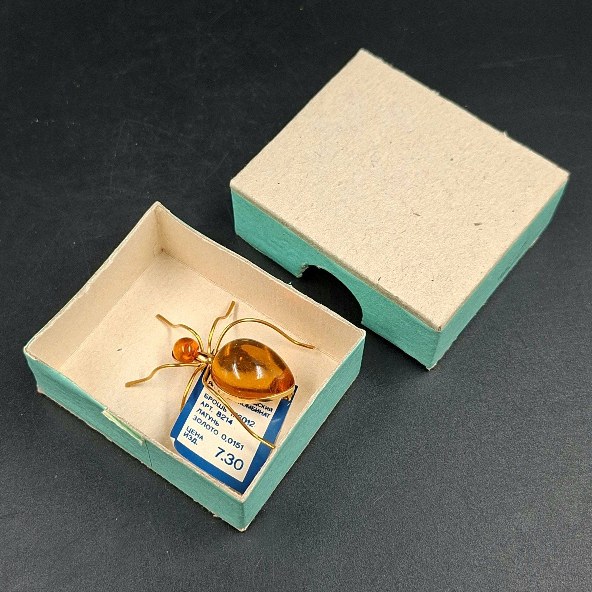 Брошь винтажная "Паук" в оригинальной коробке, янтарь, латунь, золочение, картон, Калининградский янтарный комбинат, СССР, 1987-1992 гг.