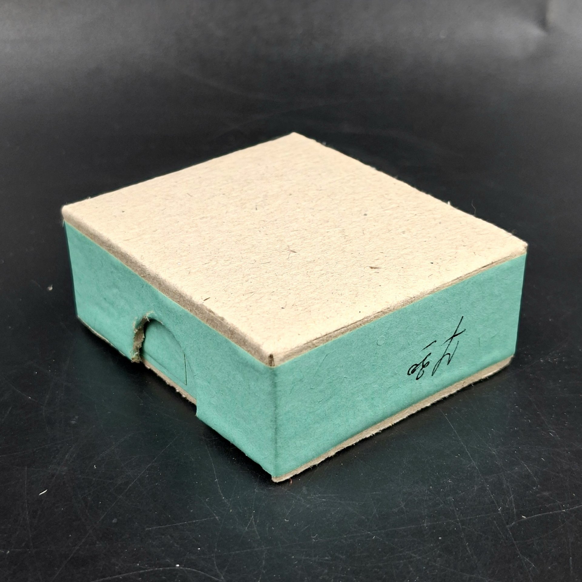 Брошь винтажная "Паук" в оригинальной коробке, янтарь, латунь, золочение, картон, Калининградский янтарный комбинат, СССР, 1987-1992 гг.