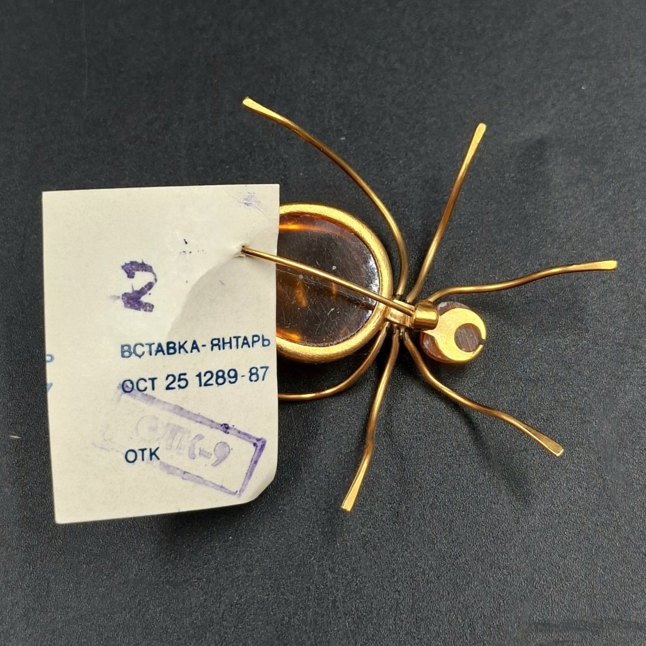 Брошь винтажная "Паук" в оригинальной коробке, янтарь, латунь, золочение, картон, Калининградский янтарный комбинат, СССР, 1987-1992 гг.
