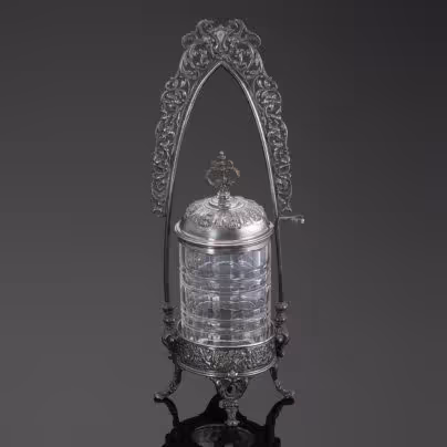 Ёмкость для подачи солений (огурцов) в викторианском стиле, украшенная растительными мотивами и геральдическими символами