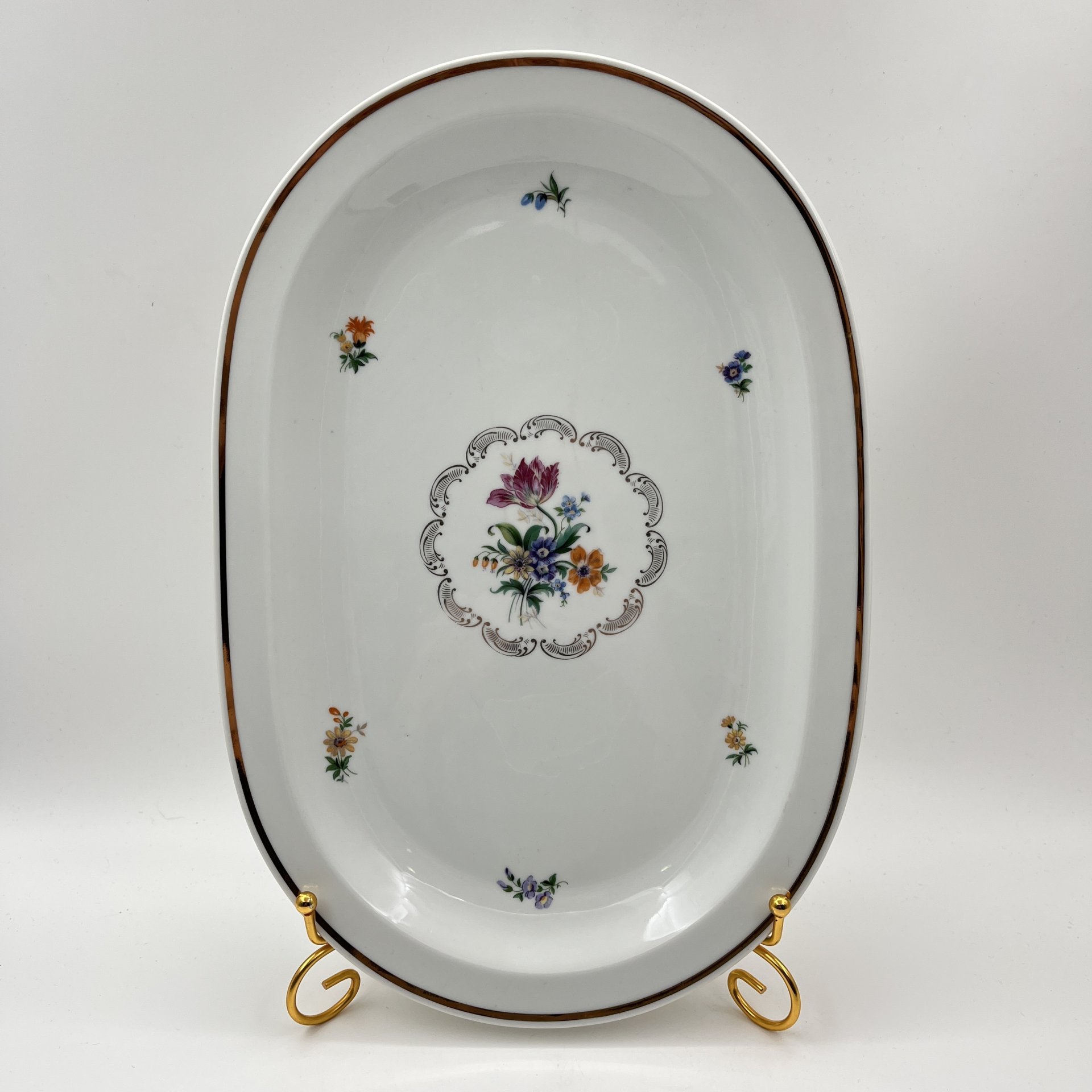 Блюдо овальной формы, украшенное цветочным декором, фарфор, деколь, золочение, Colditz (Кольдиц), ГДР, 1970-1980 гг.