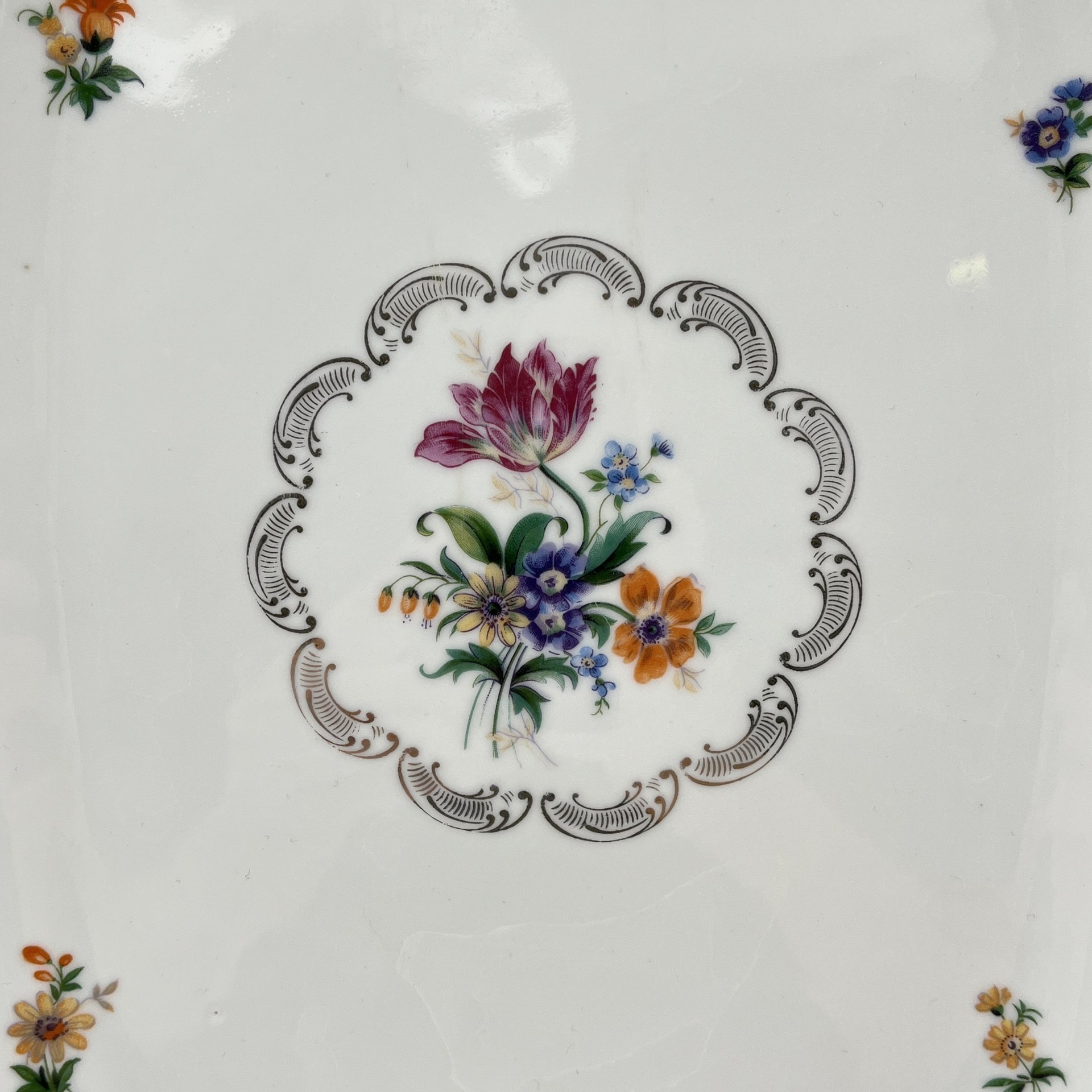 Блюдо овальной формы, украшенное цветочным декором, фарфор, деколь, золочение, Colditz (Кольдиц), ГДР, 1970-1980 гг.