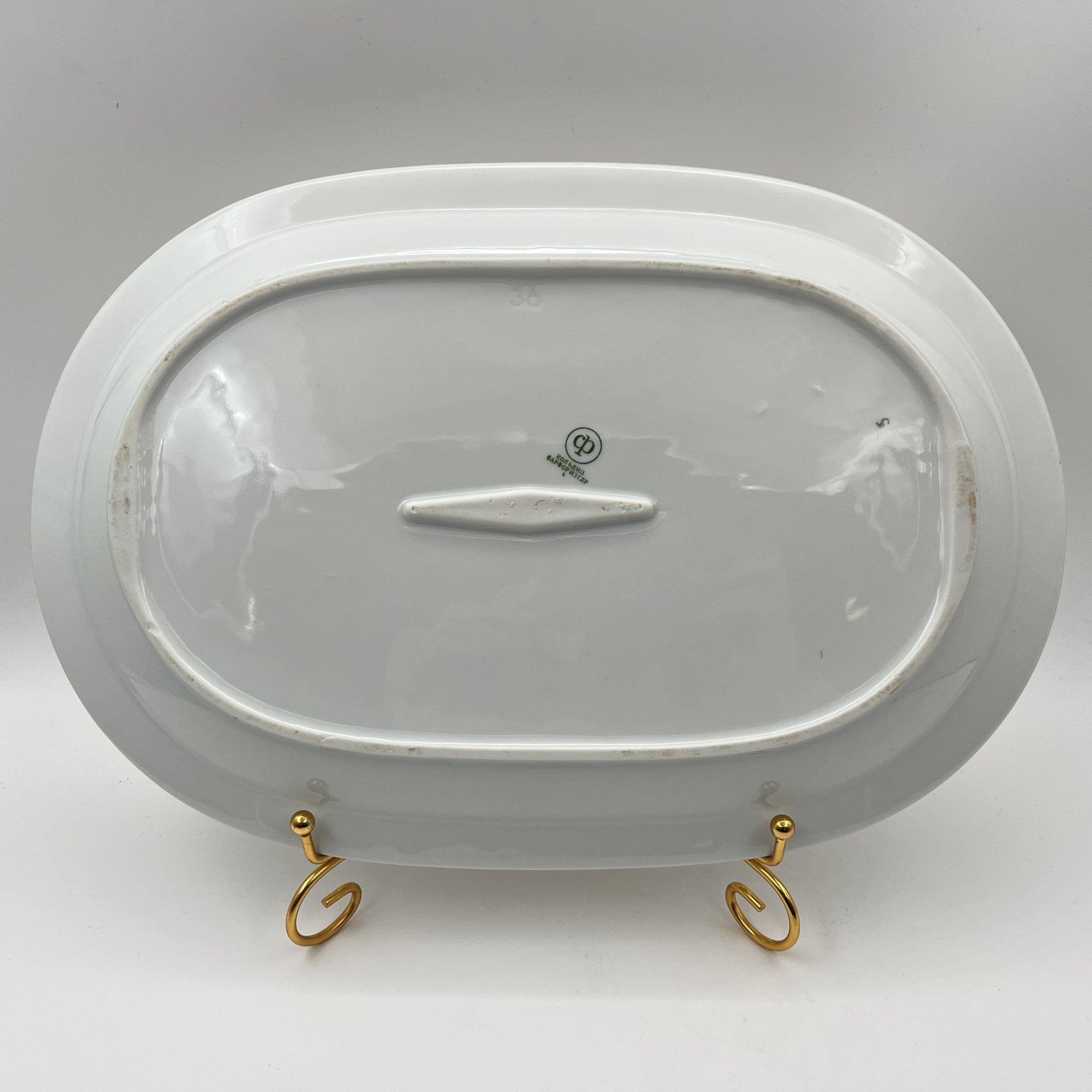 Блюдо овальной формы, украшенное цветочным декором, фарфор, деколь, золочение, Colditz (Кольдиц), ГДР, 1970-1980 гг.